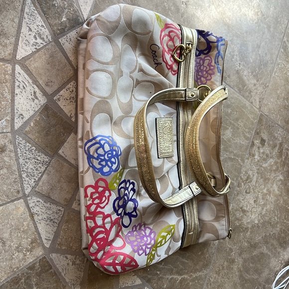 Coach Tan and Gold Shoulder Bag with Elegant Design - Picture 5 of 7